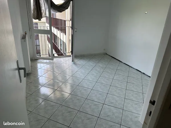 Chambre meublée en colocation