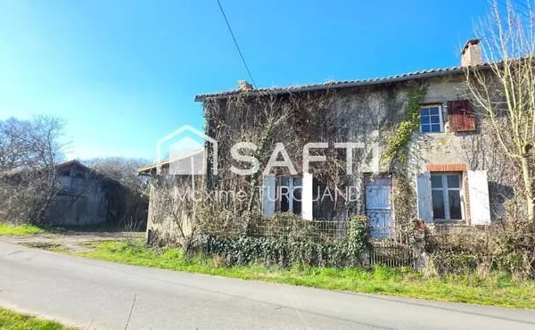 Longère à rénover 150m², 2100m² de terrain avec dépendances.