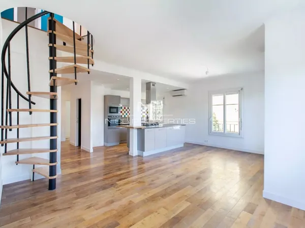 Nice Bas Cimiez, superbe duplex avec terrasse, cave et garage au dernier étage d'une maison niçoise 