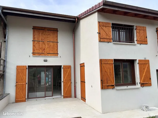 Maison mitoyenne de 134 m2 dans village de Presilly