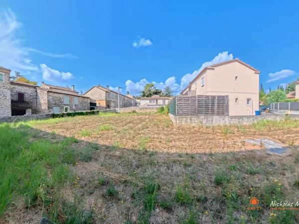 Terrain à bâtir 828 m² — coeur du village de Brignon (30) — constructible & piscinable