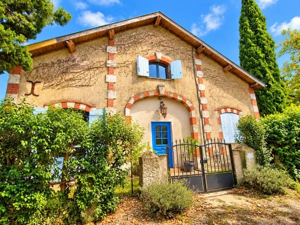 MAISON EN PIERRE DES ANNEE 1850 ENTIEREMENT RÉNOVÉE 3 CHAMBRES, JARDIN, PISCINE