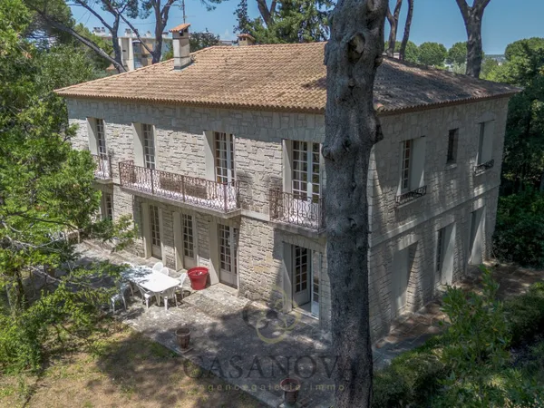 Maison 9 pièces 270 m²