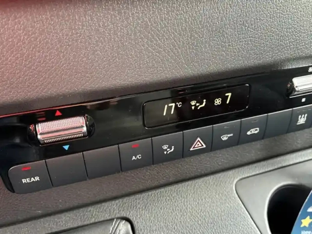 Mercedes Sprinter 319 cdi fourgon 12m3 37 v6 3.0 — photo 11