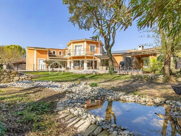Propriété d'exception 337 m² - 5 dépendances - Rentabilité brute env. 5,4 % - DPE A