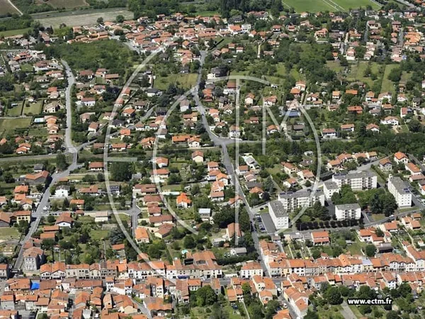 Terrain à bâtir de 537 m² à MOZAC (63)