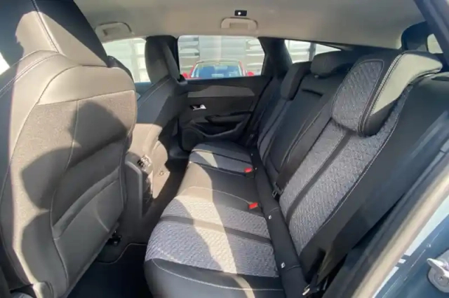 Peugeot 308 sw hybrid 145 e-dcs6 — photo 29