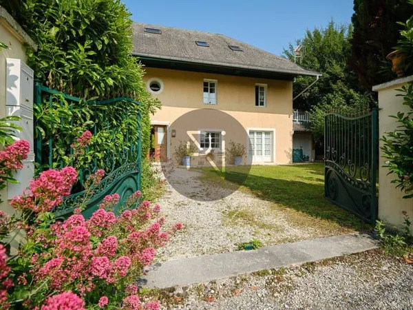 Maison 7 pièces 217 m²