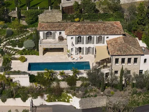 Villa 8 pièces 369 m²
