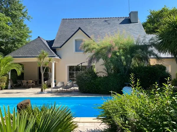 Villa de 180 m² sur une parcelle de 2400 m² avec piscine chauffée et accès direct sur le golf.