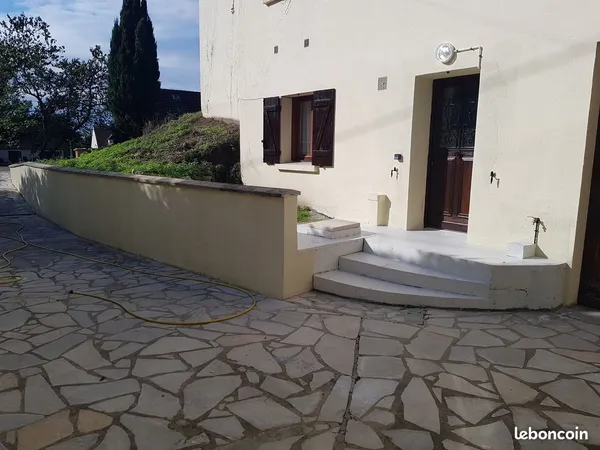 Rez-de-jardin de maison avec jardin, terrasse et parking