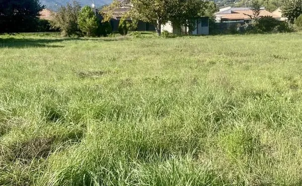 Terrain 750 m²