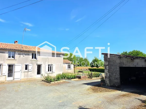 Longère 130m², 5 chambres + 1 logement indépendant 41m², 1 chambre le tout sur 3300m² de terrain.