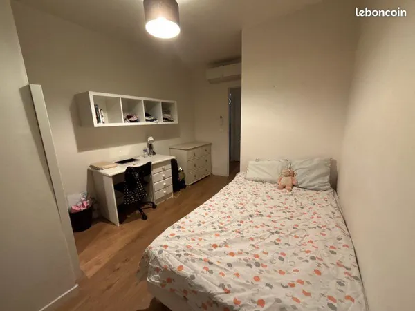 Chambre meublée en colocation étudiante