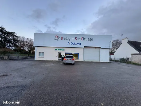 Local d’activité et entrepôt Location Châteauneuf-du-Faou 1400m² 2500€