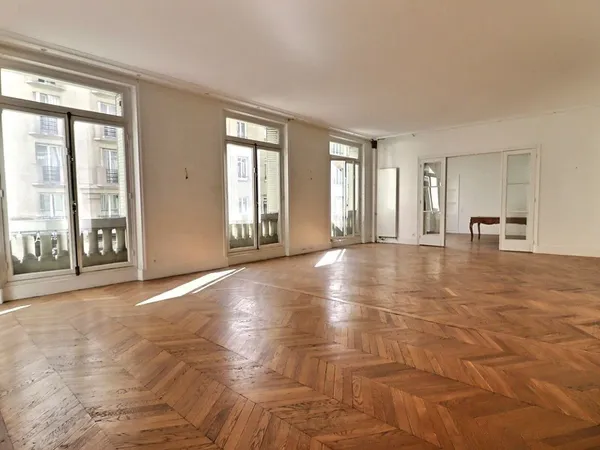 Appartement 6 pièces 323 m²