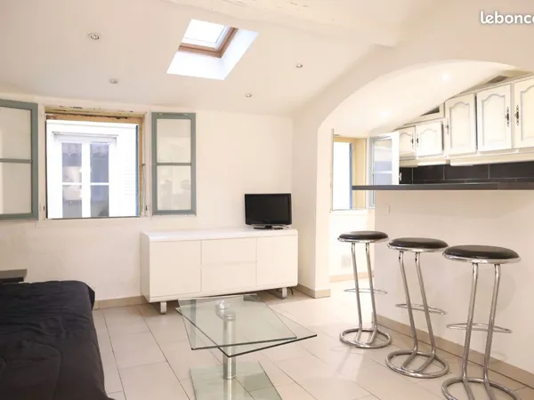 Superbe studio meublé de 21 m² au coeur du Vieux-Nice - Location à l'année