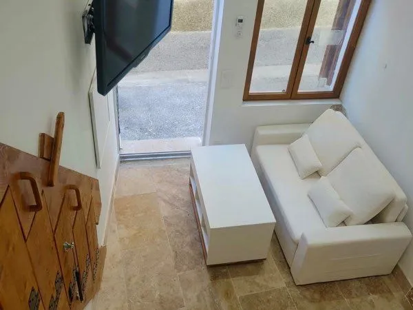 Studio meublé, maison de village, appartement