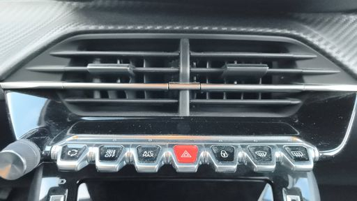 Peugeot 208 1.2 PureTech 100 - Allure – 2022 – 22593 km – Essence – Boîte Manuelle — photo 19