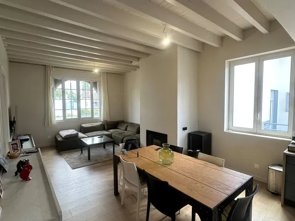 Maison de ville rénovée 3 chambres avec cours privative