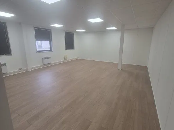 A louer 2 bureaux surface 70 m2 loyer 550 HC
