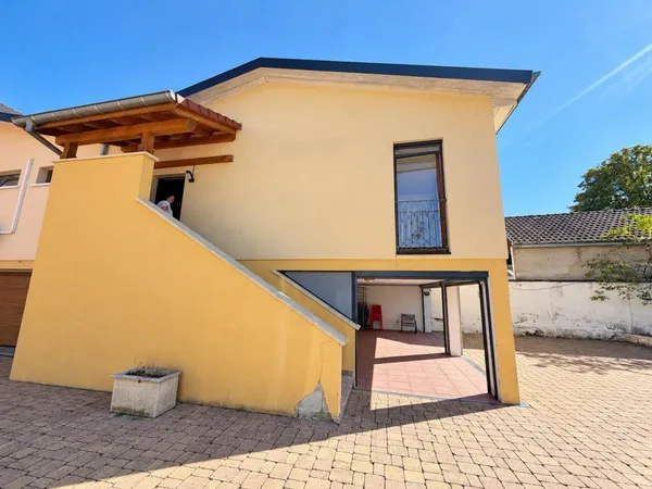 SAINT-LOUIS - MAISON MITOYENNE DE 101,5 M² - 3 CHAMBRES - TERRASSE COUVERTE DE 62,7 M² - COUR ET GRA