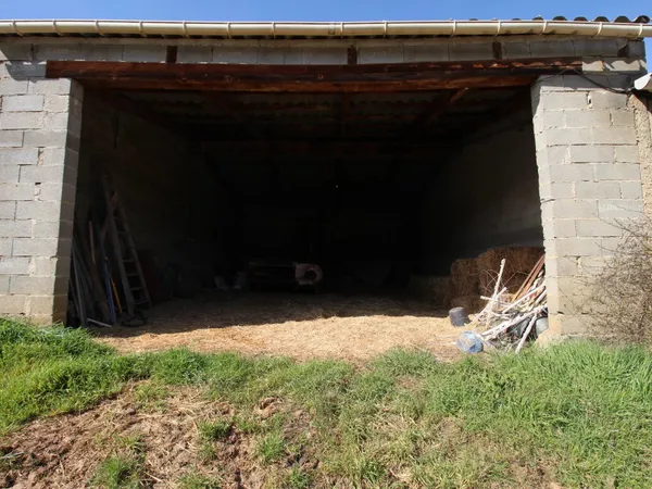 A vendre deux hangars sur une parcelle de 2915m²