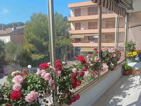 GRAND F2 RÉNOVÉ SITUÉ À 5/10 MIN À PIED DU PORT DE SANARY