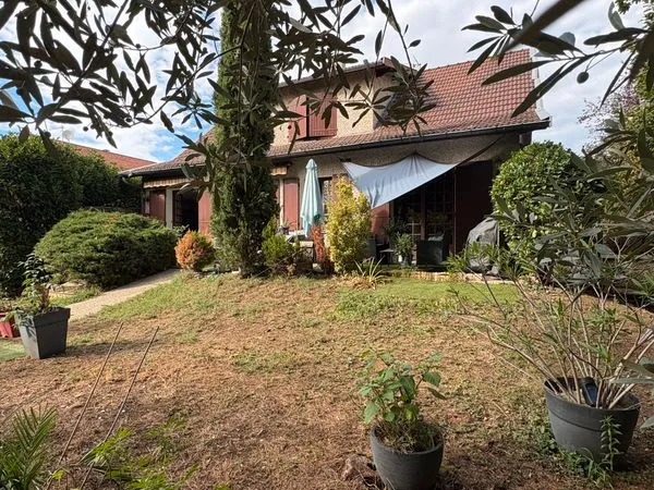 Chassieu centre - maison 162,30 m² - terrain 792 m² - 4 chambres - sous-sol complet