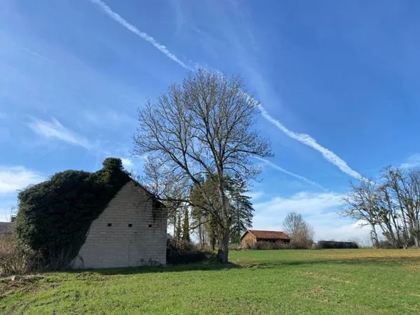 BICHES - Un bâtiment 145 m2 avec une dépendance sur beau terrain 2000 m2 proche canal