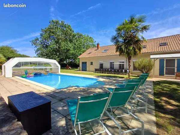 À vendre - Propriété de 250 m² avec piscine