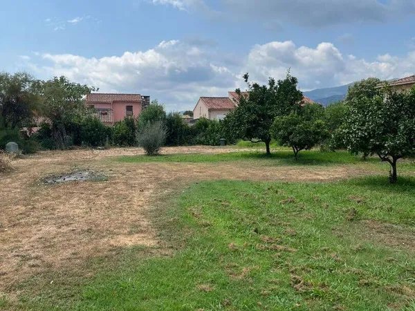 Terrain 606 m²