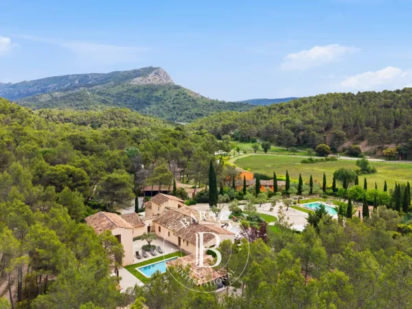 SAINT-MARC-JAUMEGARDE - BASTIDE PROVENÇALE DU XVIIIe SIÈCLE - 762 m² - AU PIED DE LA SAINTE-VICTOIRE