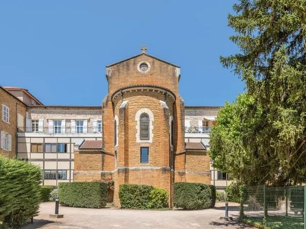 Appartement duplex avec terrasse, niché dans un ancien couvent