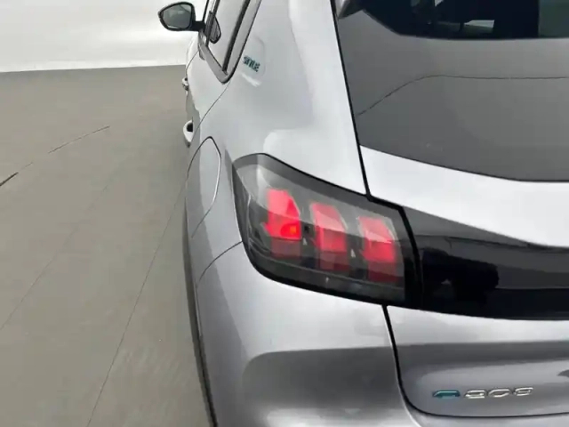 Peugeot 208 electrique 50 kwh 136ch — photo 38