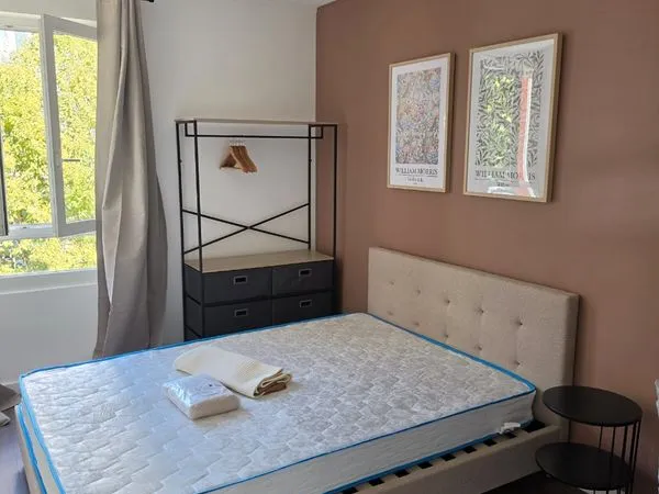 Chambre meublée avec tv