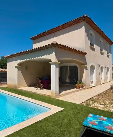 Maison de 140m² à St Mamert du Gard - DPE classe A - Piscine, 4 chambres, panneaux solaires, double 