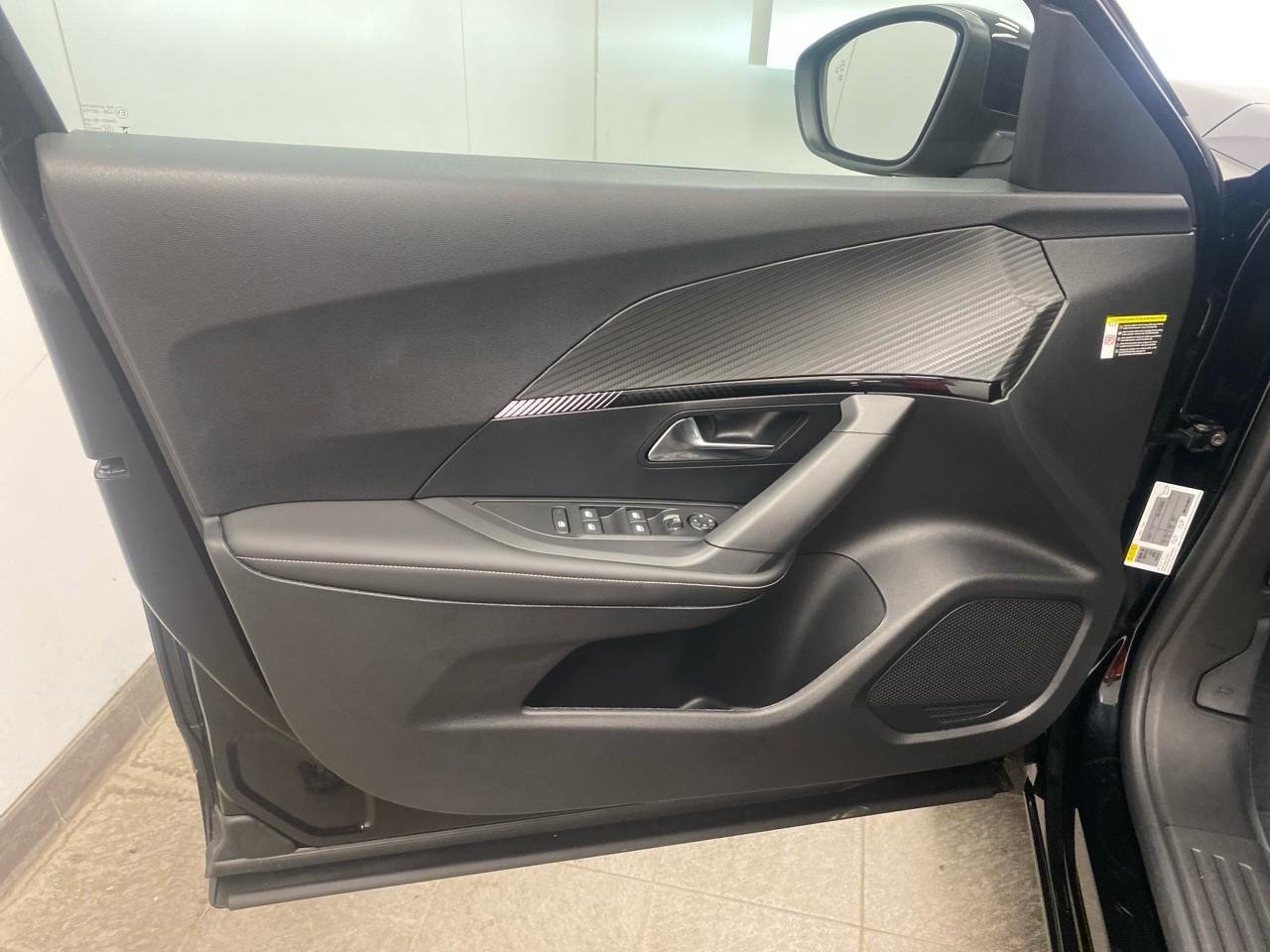 Peugeot 2008 hybrid 145 e-dcs6 allure — photo 21