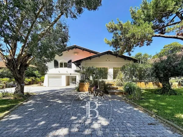 VILLA BASQUE RÉNOVÉE AU CŒUR DE LA VILLE DE PRINTEMPS À ARCACHON, PLAGE À PIED
