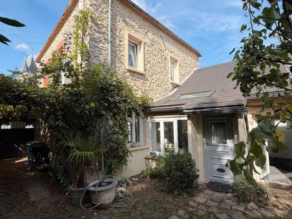 Maison de caractère en pierre, 3 chambres, poutres apparentes