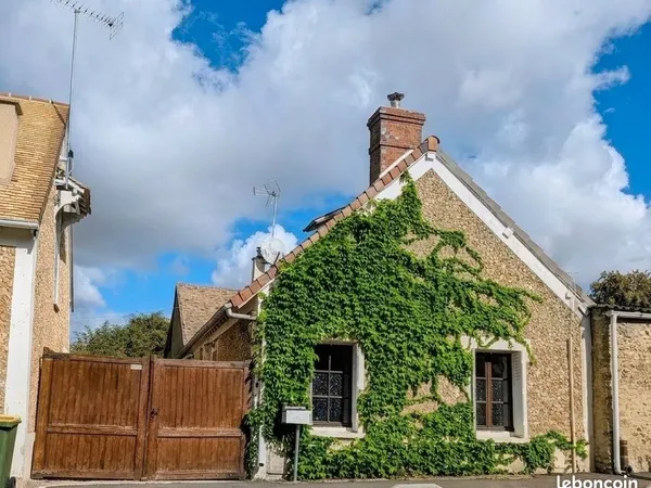 Maison de charme en pierres et poutres apparentes avec jardin intime