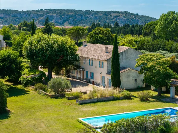 A vendre Elégant Mas Provençal avec Piscine etl Gîtes aux Port