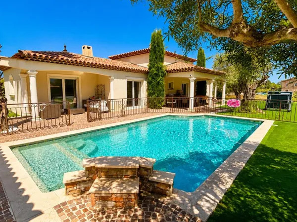 **LE MUY - MAISON FAMILIALE AVEC PISCINE, BEAUX VOLUMES ET VUE DÉGAGÉE**