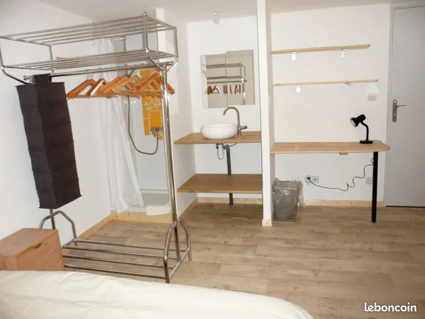 Chambre meublée avec rangements