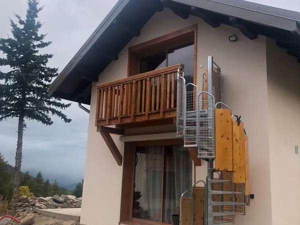 LOUE URGENT à l'année aux ORRES, beau T2 neuf, tout bois, dans chalet neuf