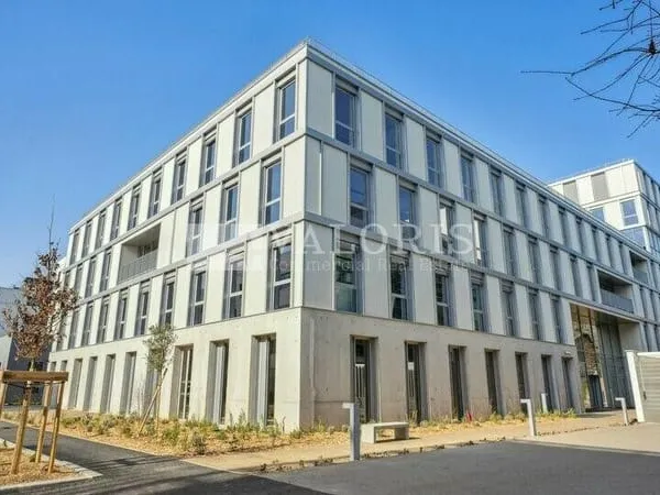 Local commercial 691 m²