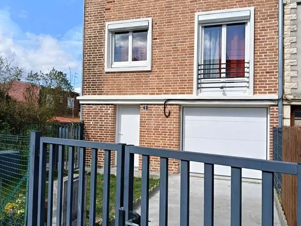 Rare à Arras : maison 4 chambres avec jardin, garage et atelier 45 m², 4 places de parking et statio