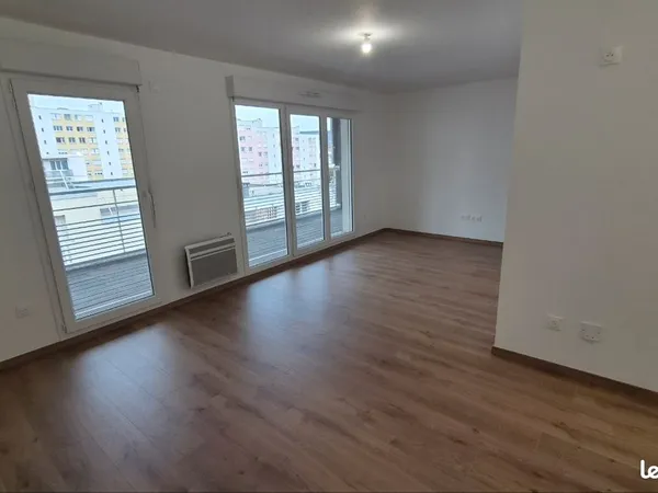 Studio lumineux de 32m2 non meublé avec balcon de 12m2