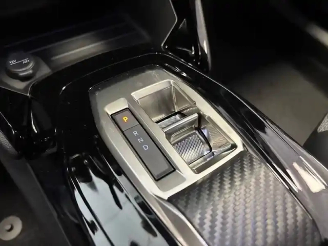 Peugeot 2008 hybrid 145 e-dcs6 — photo 38