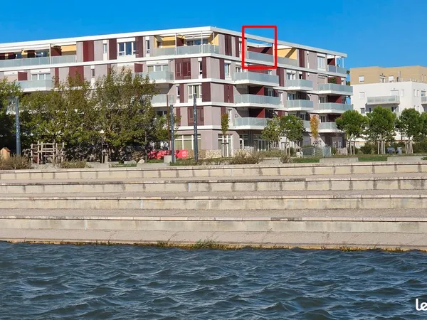 Superbe Appartement T2 Dernier Étage avec Vue Lac et Exceptionnelle Terrasse de 31 m², Parking & Cav